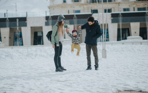 Rodzice i dziecko zimą