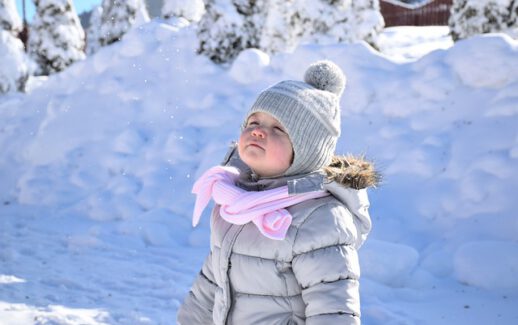 dziecko na dworze zimą