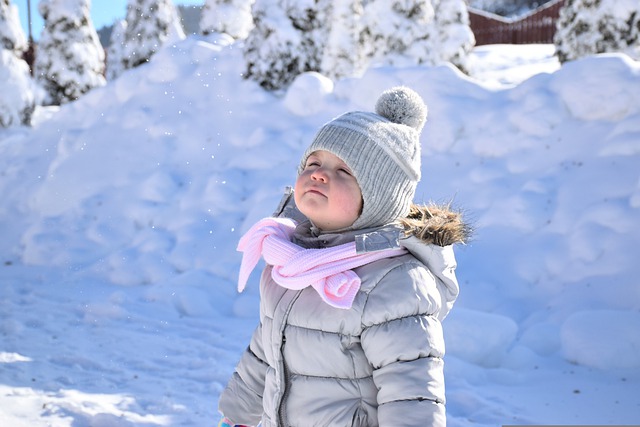dziecko na dworze zimą