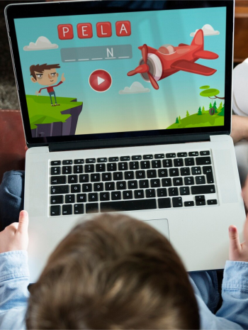 Dzieci ogladaja bajke na laptopie