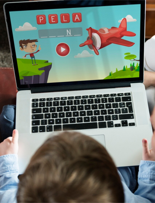 Dzieci ogladaja bajke na laptopie