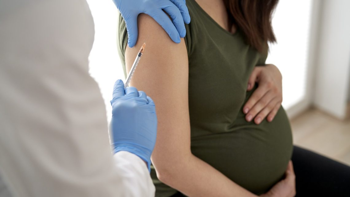 lekarz podaje immunoglobulinę kobiecie w ciąży