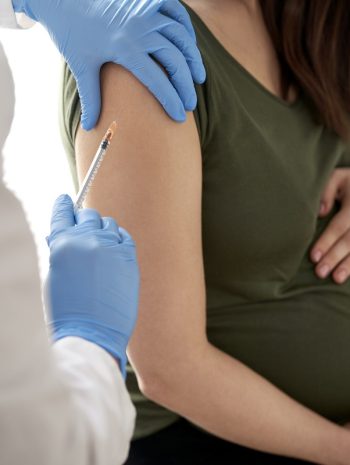 lekarz podaje immunoglobulinę kobiecie w ciąży