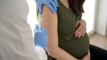 lekarz podaje immunoglobulinę kobiecie w ciąży