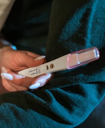 Kobieta trzymająca test ciążowy
